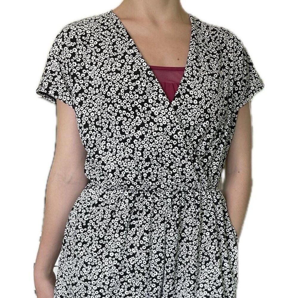 UNIQLO Women's Black and White Playsuit-Romper (size L)